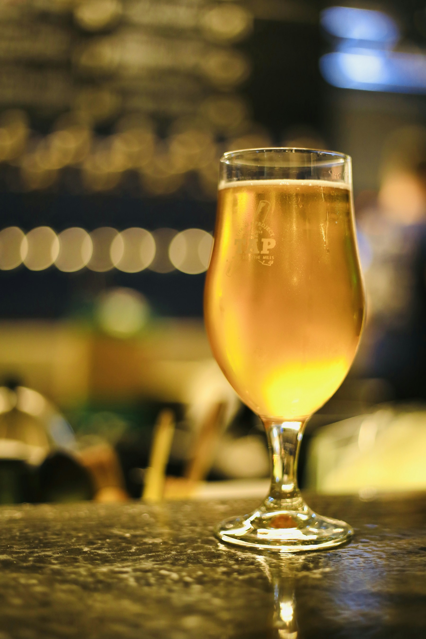 グラスに注がれたビール