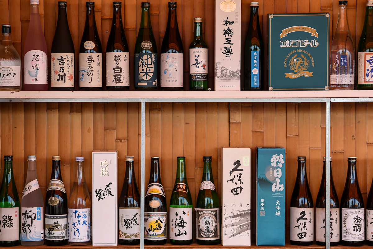 新潟の日本酒が並ぶ棚